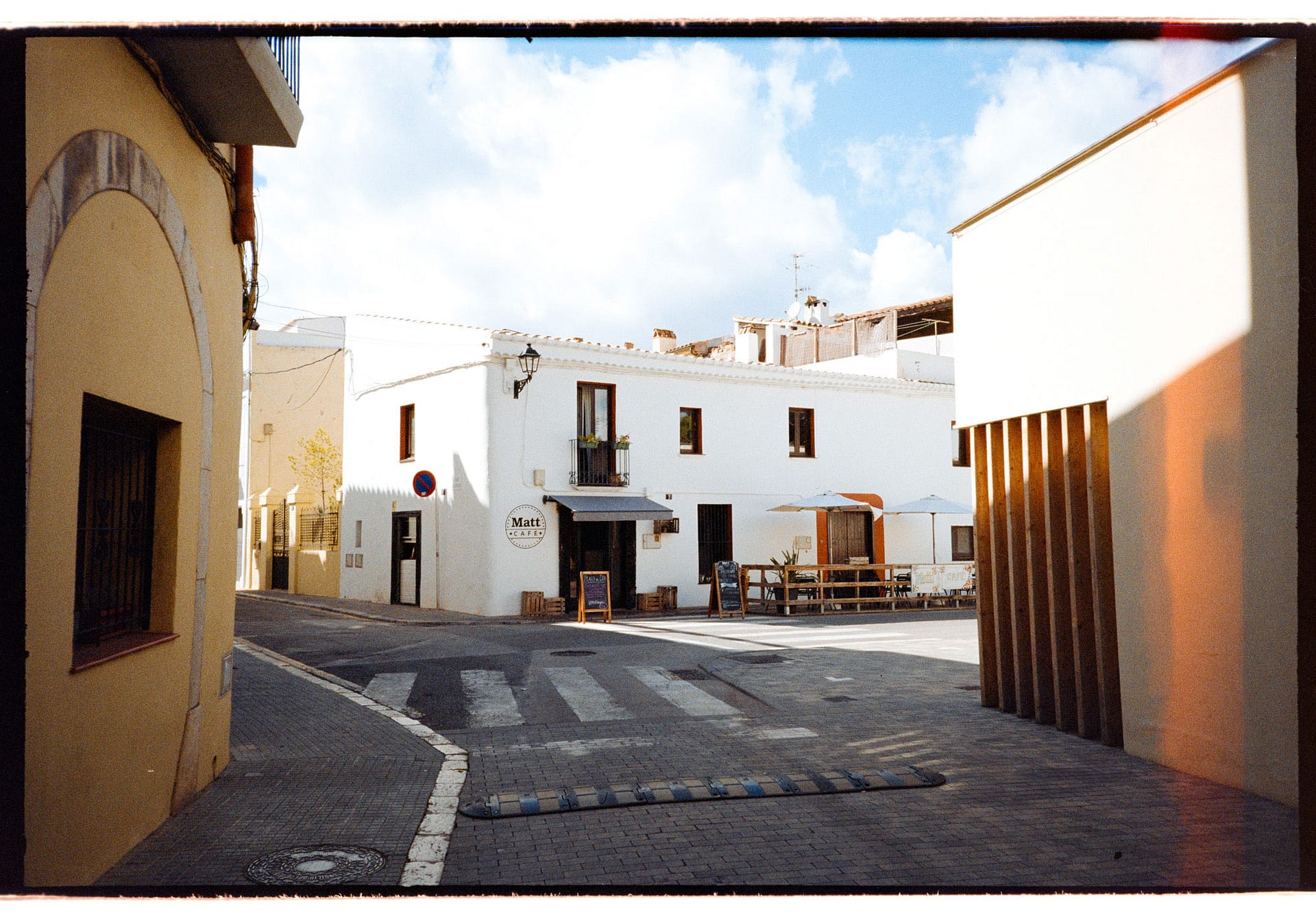 Matt Coffee shop on a sunny street with a crosswalk. - Barcelona Wedding Photographer
