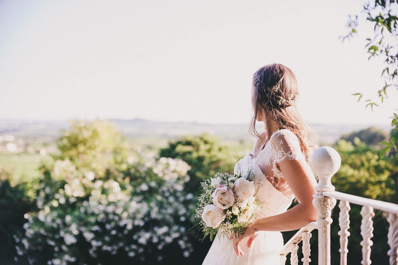 Bride with bouquet on balcony, wedding photographer Barcelona - Barcelona Wedding Photographer