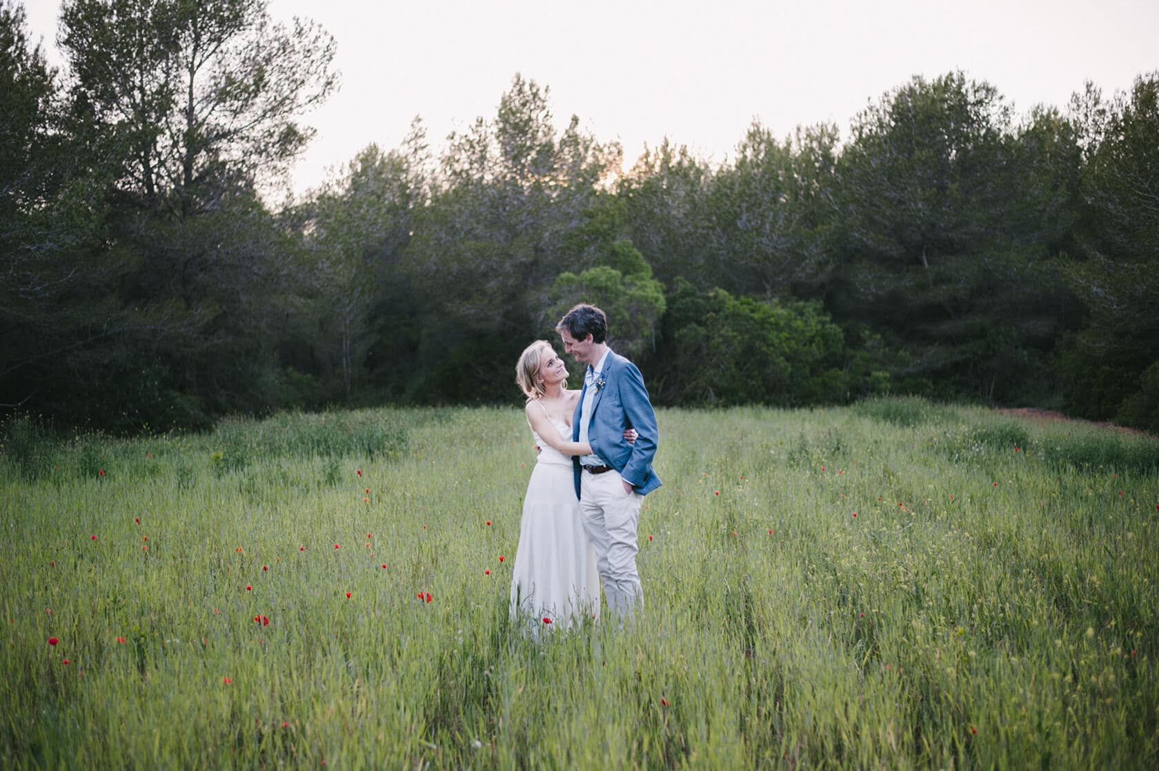 Catherine and James pose at their Casanova Estate wedding venue. - Barcelona Wedding Photographer