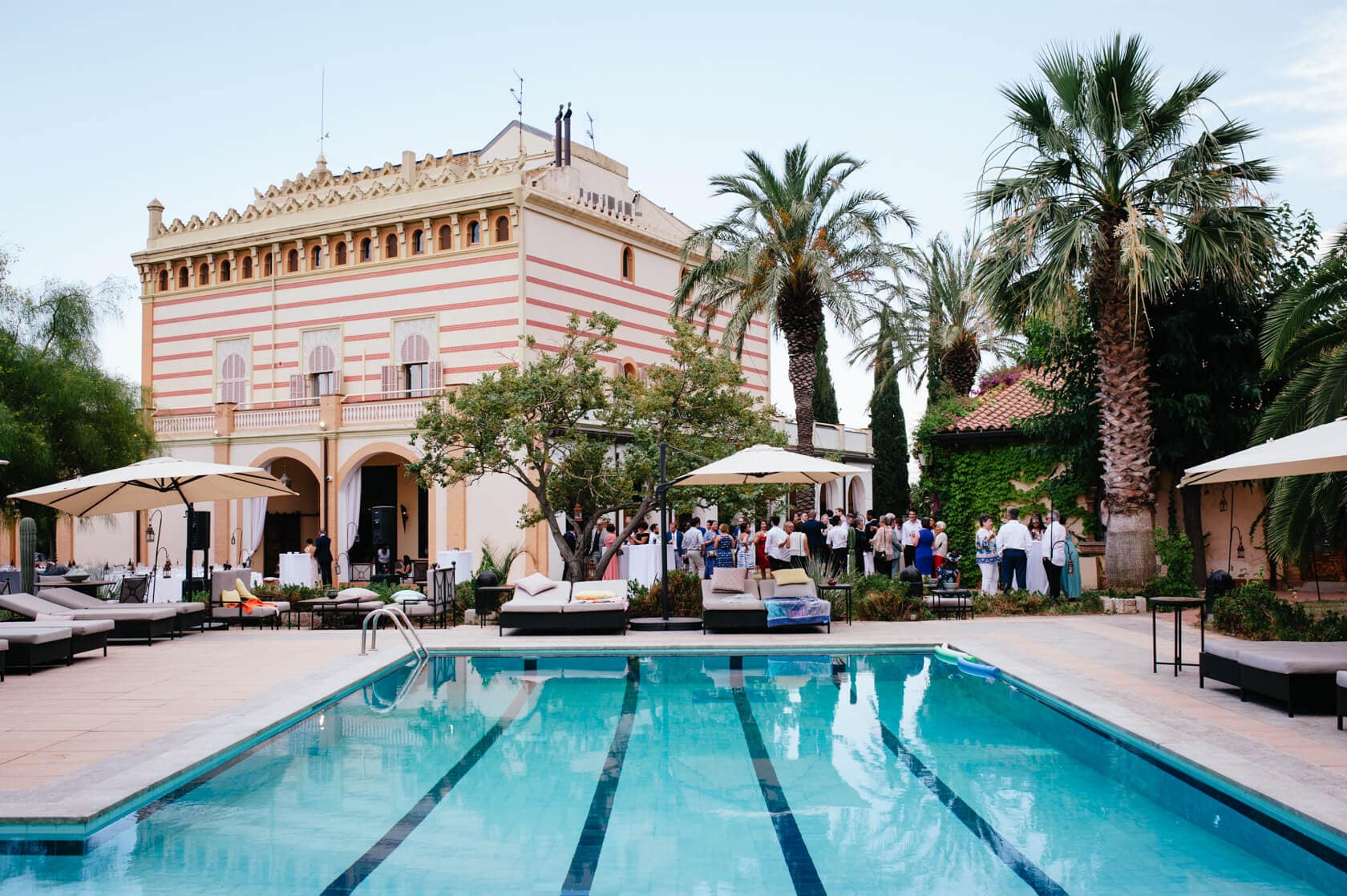 Wedding villa in Sitges with pool and guests - Barcelona Wedding Photographer