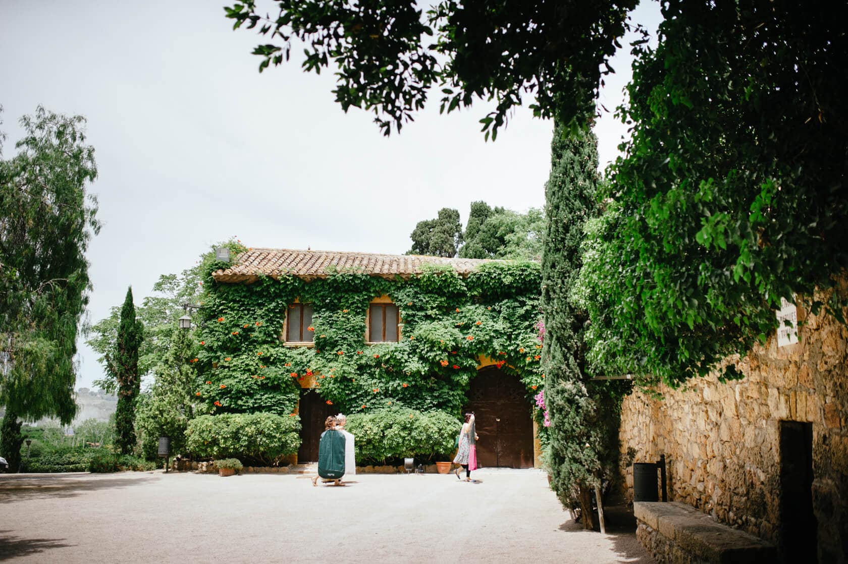 Fotografia Sitges Castell de Tamarit wedding: Couple in ivy-covered building courtyard - Barcelona Wedding Photographer