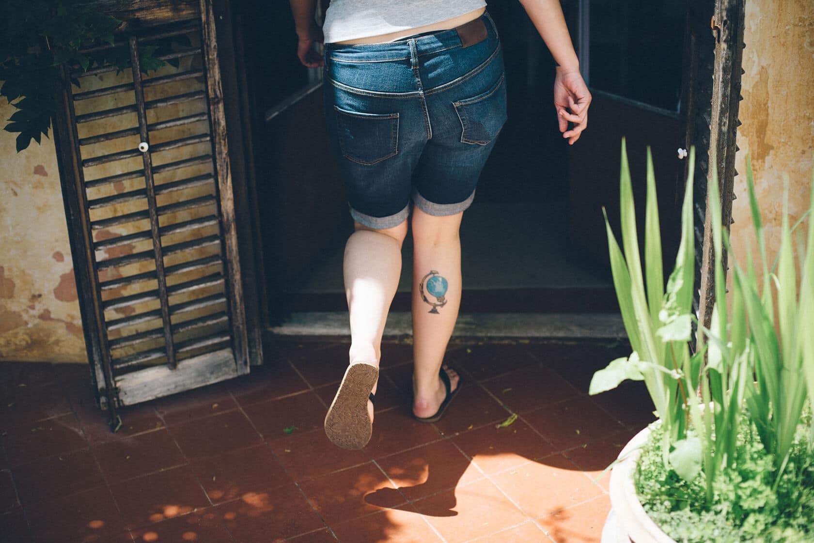 Bride with globe tattoo walks into Villa Almanita for destination wedding in Sitges - Barcelona Wedding Photographer