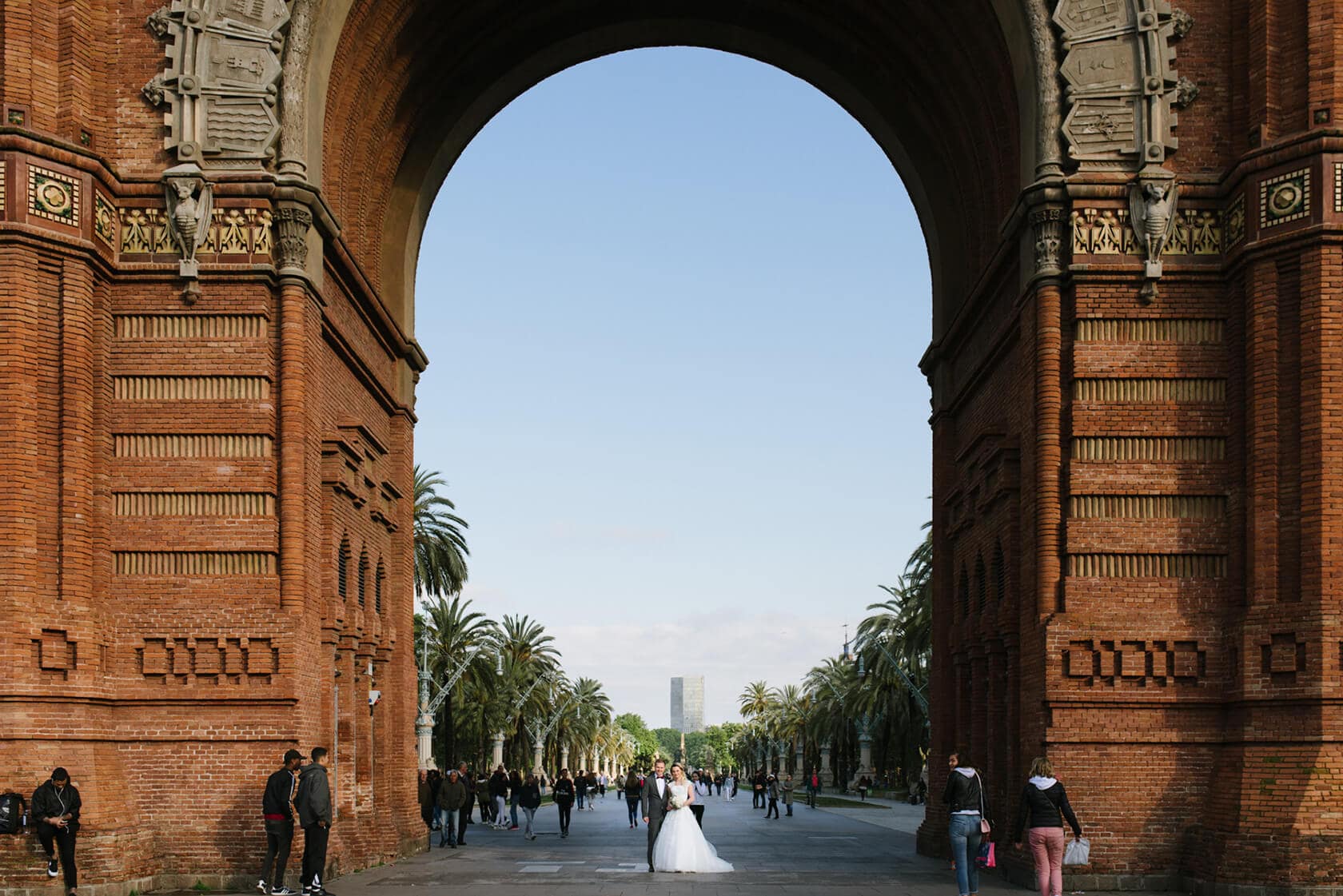 Wedding couple at Arc de Triomf, Barcelona, by Barcelona-bryllup-fotograf - Barcelona Wedding Photographer